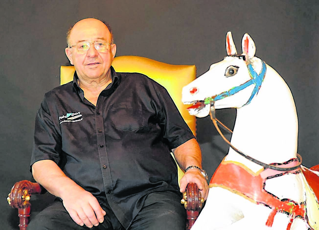 Dieter Weber, Gründungsmitglied der Gruppe fotogen, mit Karussellpferd Peter. Das spielt bei der aktuellen Ausstellung in der Alten Cuesterey eine große Rolle.
