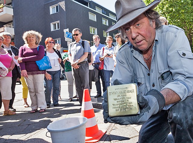 Künstler Gunter Demnig verlegt einen Stolperstein für Oskar Nagengast in der Bruchstraße. Foto: Kosjak