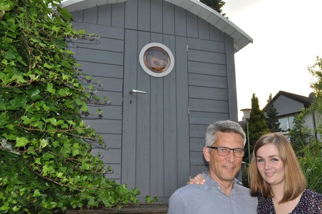 Mit dem "Baumhaus" erfüllte sich Erik O. Schulz einen Kindheitstraum. Julia half dabei, das Holz zu bearbeiten. Das "Bullauge" wurde extra vom Glaser gefertigt.