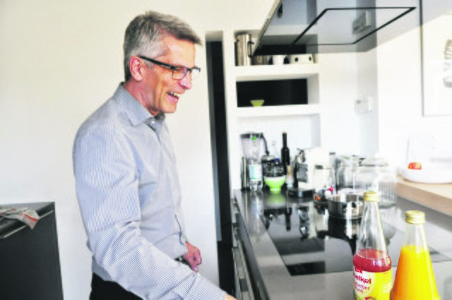 "Papa ist jetzt in dem Bereich, wo er sich am besten auskennt", feixt Julia...