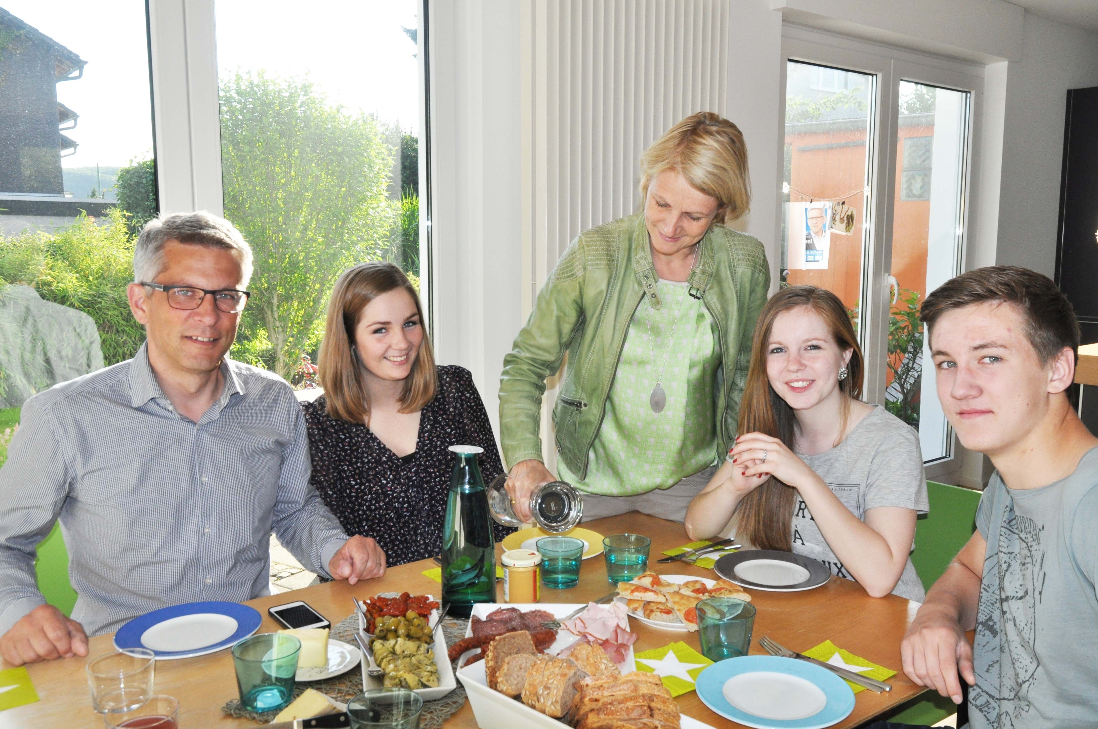Eine Harmonie, die nicht trügt: Die Familie Schulz, hier zusammen mit Felix‘ Freundin Jule (2.v.r.) beim gemeinsamen Abendessen, hat ein herzliches Verhältnis untereinander. Jeder ist für den anderen da.