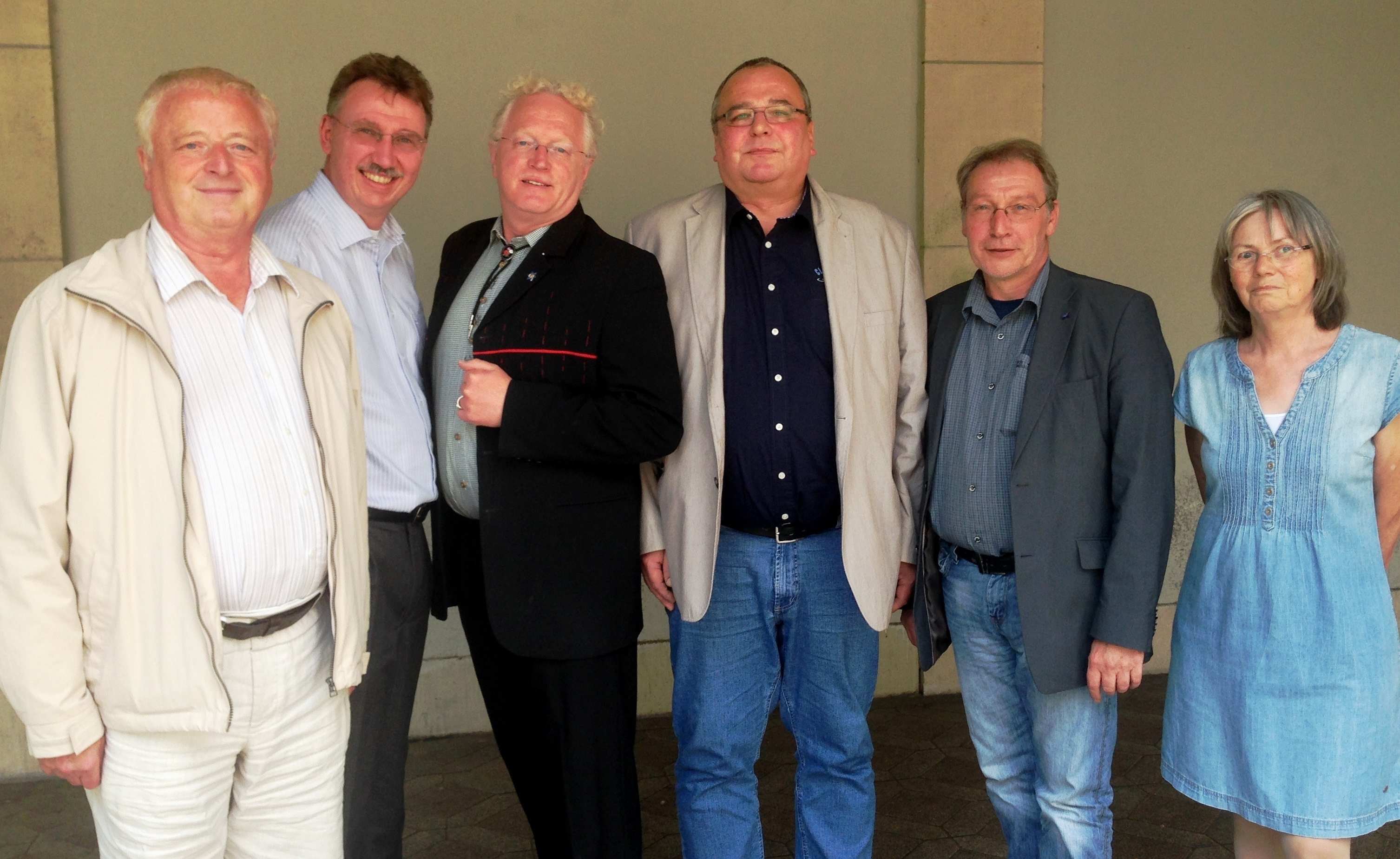 Eine ganz große Koalition wählte die neue Spitze in der Bezirksvertretung Innenstadt-West. Im Bild (v.l.) Karl Hans Schlifka (CDU, 2. stellv. Bezirksbürgermeister), Jörg Tigges (CDU-Fraktionssprecher), Friedrich Fuß (Grüne, Bezirksbürgermeister), Hans Ulrich Fibitz (Fraktionssprecher Grüne), Olaf Meyer (SPD-Fraktionssprecher) und Anne-Renate Eberle (Fraktionssprecherin Linke/Piraten). Der 1. stellvertretende Bezirksbürgermeister Ralf Stoltze (SPD) war aus beruflichen Gründen verhindert.
