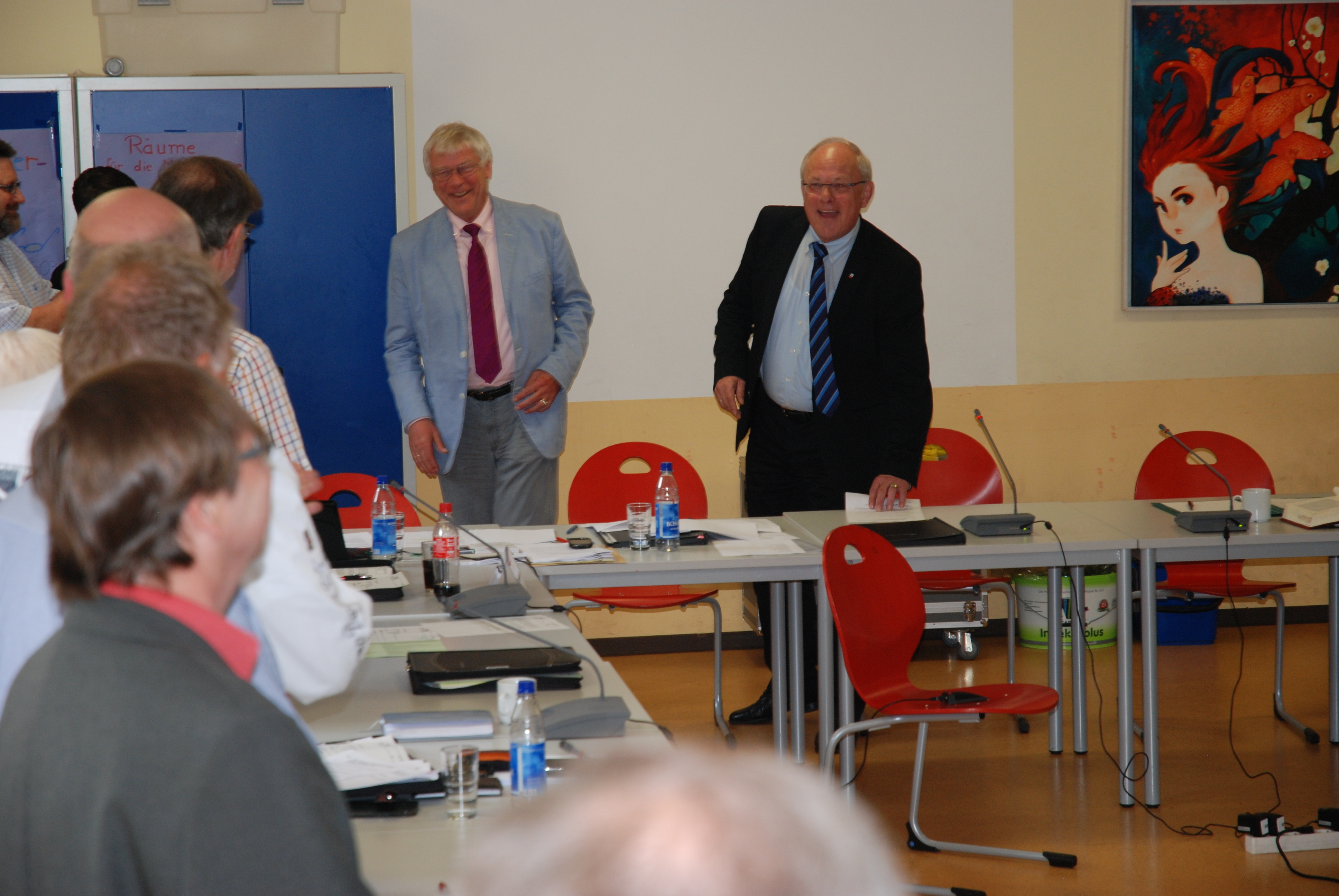 Aufgeräumte Stimmung in der Schulkantine: Der alte und neue Bezirksbürgermeister Dietmar Thieser (r.) hat soeben seinen Stellvertreter Gerhard Romberg vereidigt.