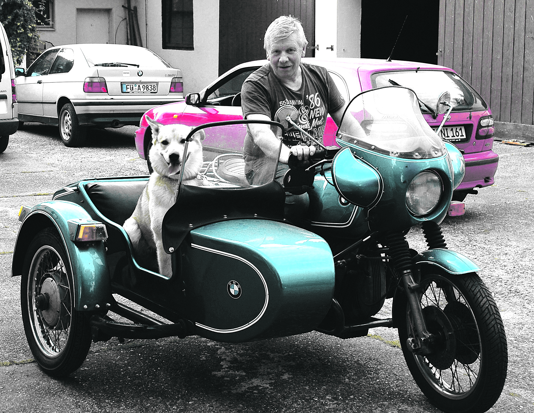 Hank sitzt nicht nur im Auto wie ein Pascha, auch als Sozius ist er einfach nur ein cooler Hund.