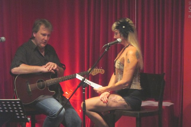 jetzt ... geht es los... ab in eine erotische, und später STÜRMISCHE  Nacht... Maria + Mike...