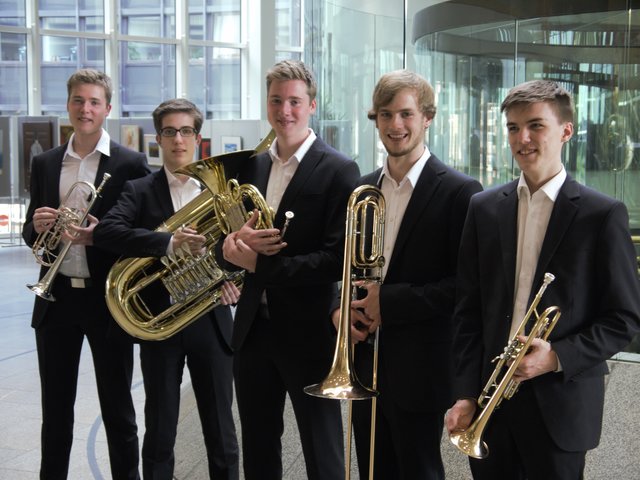 Glänzend abgeschnitten! Das Blechbläser-Quintett mit den Gruber-Brüdern. Foto: privat