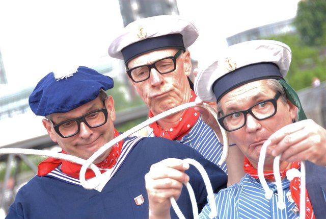 Die Comedy-Truppe "Die Matrosen" empfangen die Kulturpendler in Oberhausen mit allerhand Seemannsgarn.