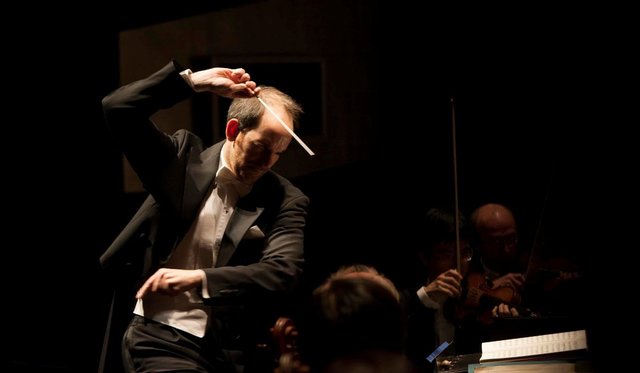 Rasmus Baumann in Aktion am Dirigentenpult der Neuen Philharmonie Westfalen. | Foto: Pedro Malinowski