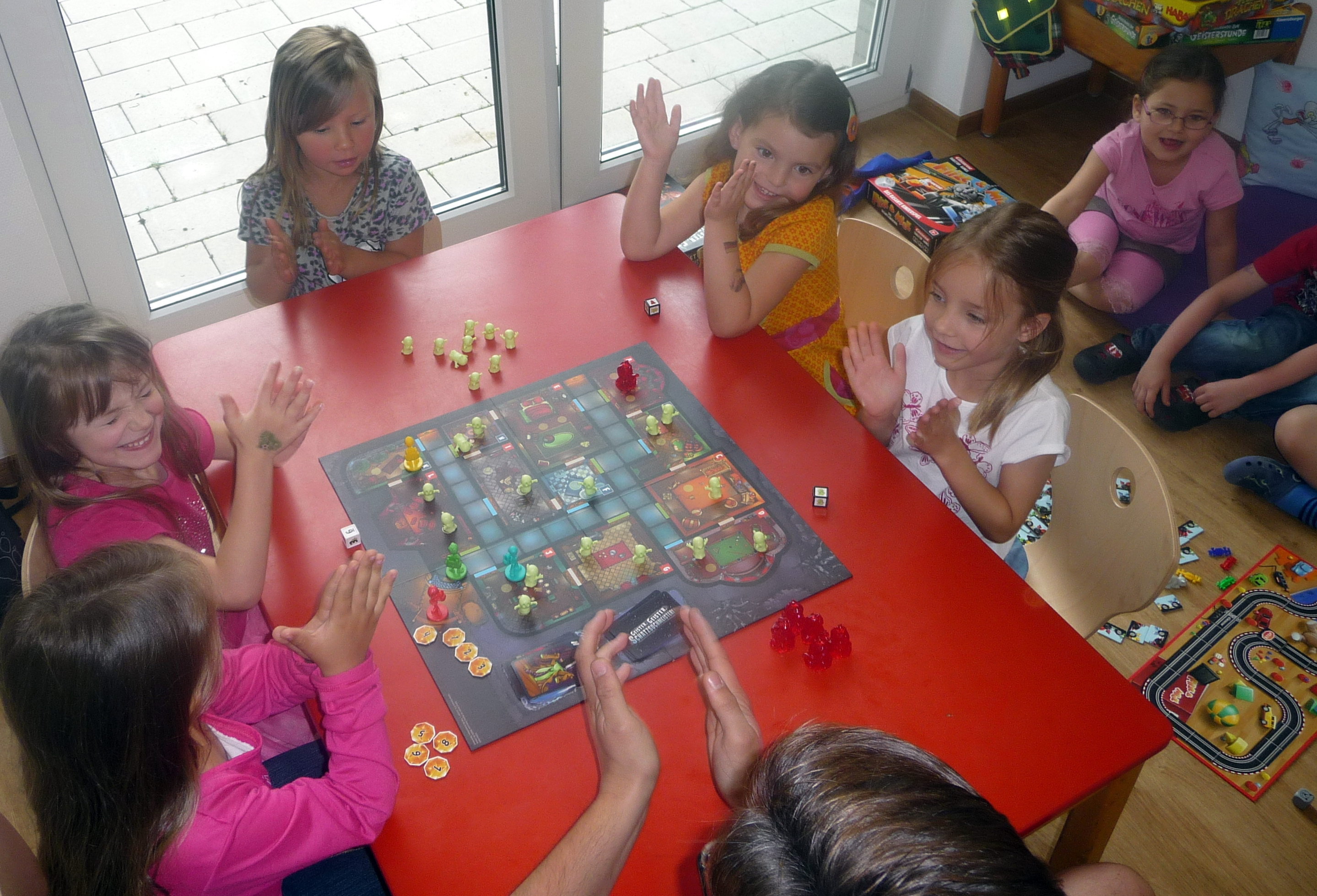 Hurra ! ! ! Wir spielen das Kinderspiel des Jahres 2014 "Geister, Geister, Schatzsuchmeister" von Mattel.