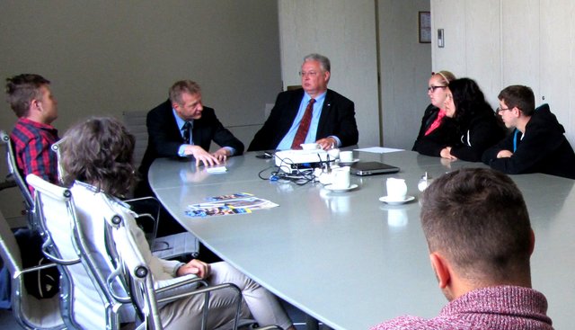 Engagierte Diskussion - Minister Ralf Jäger (links) und der SPD - Abgeordnete Frank Börner im Gespräche mit Auszubildenden