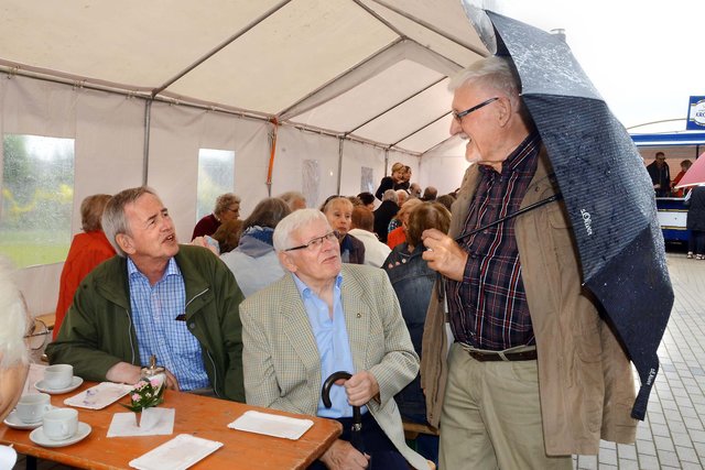 ...die Erwachsenen ließen sich auch von den Regenschauern nicht schrecken und feierten unter Schirmen und Zeltdächern das Doppel-Jubiläum.
