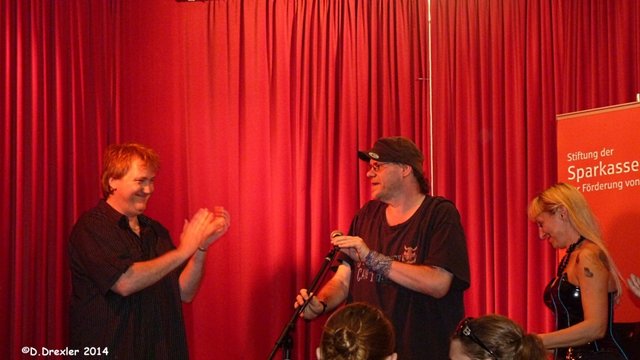 HARRY applaudiert...das Publikum ebensoooo...!!! KLASSE!