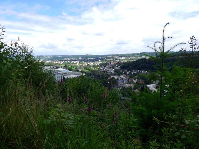 Blick auf Bilstein Li; Neben d.Sparkasse ist wunderschöne Kirche zu sehen: St.Bonfatius (katholische)