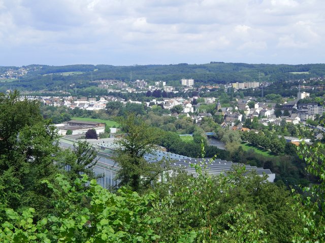 Mit „Hohenlimburg“ ist im Sprachgebrauch meistens der gleichnamige „statistische Bezirk“ Hagens gemeint, da der „Stadtteil Hohenlimburg“ offiziell nur die Innenstadt beinhaltet. Zum statistischen Bezirk Hohenlimburg gehören die Stadtteile Elsey, Hohenlimburg (Innenstadt), Holthausen, Wesselbach, Oege, Nahmer, Reh und Henkhausen. Dieser bildet zusammen mit dem statistischen Bezirk Lennetal (Berchum, Halden und Herbeck) den Hagener „Stadtbezirk Hohenlimburg“. -Wiki