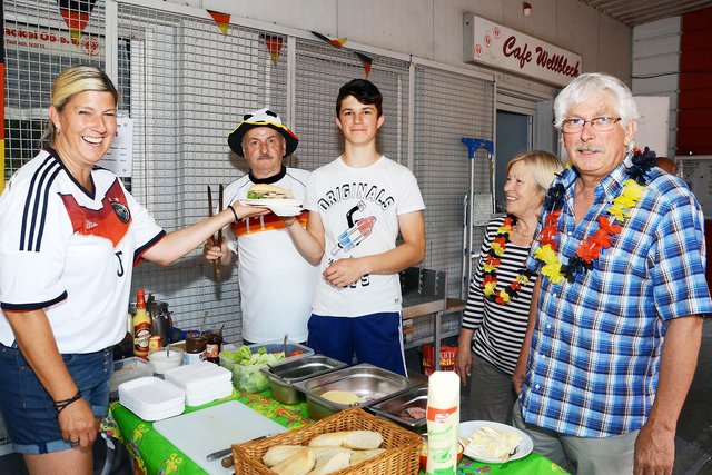 Deutsche Trikots und schwarz-rot-goldene Deko dominierten allerdings auch das Outfit der Helfer. | Foto: Schmitz