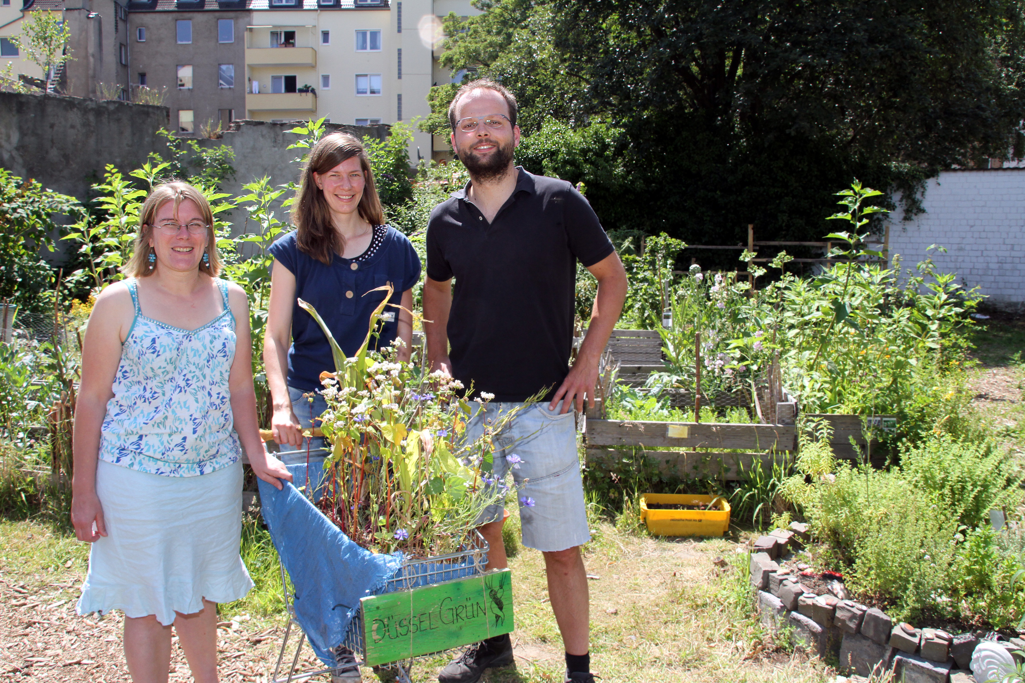 Gisa zur Nieden, Jutta Kotzerke und Aike Jan Ulrich im offenen Gemeinschaftsgarten an der Ecke Haifa-/Eintrachtstraße. Bepflanzt wird alles, was dazu geeignet ist – also auch Einkaufswagen. Fotos: Stefanie Siegel
