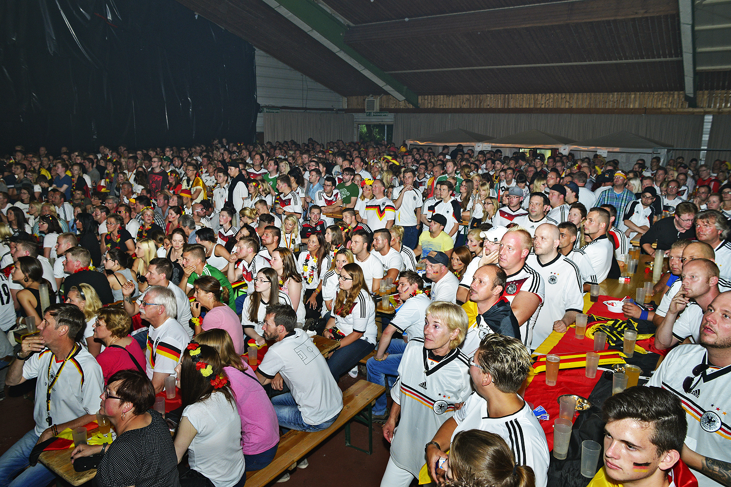 Public Viewing zum WM-Finale Deutschland gegen Argentinien in der Pieper Soccer-Arena wegen Überfüllung geschlossen. Wer sich rechtzeitig drinnen in der Halle od. oder draußen im Biergarten der Soccer-Arena ein Plätzchen sichern konnte, war gut dran. Fotos: Kariger