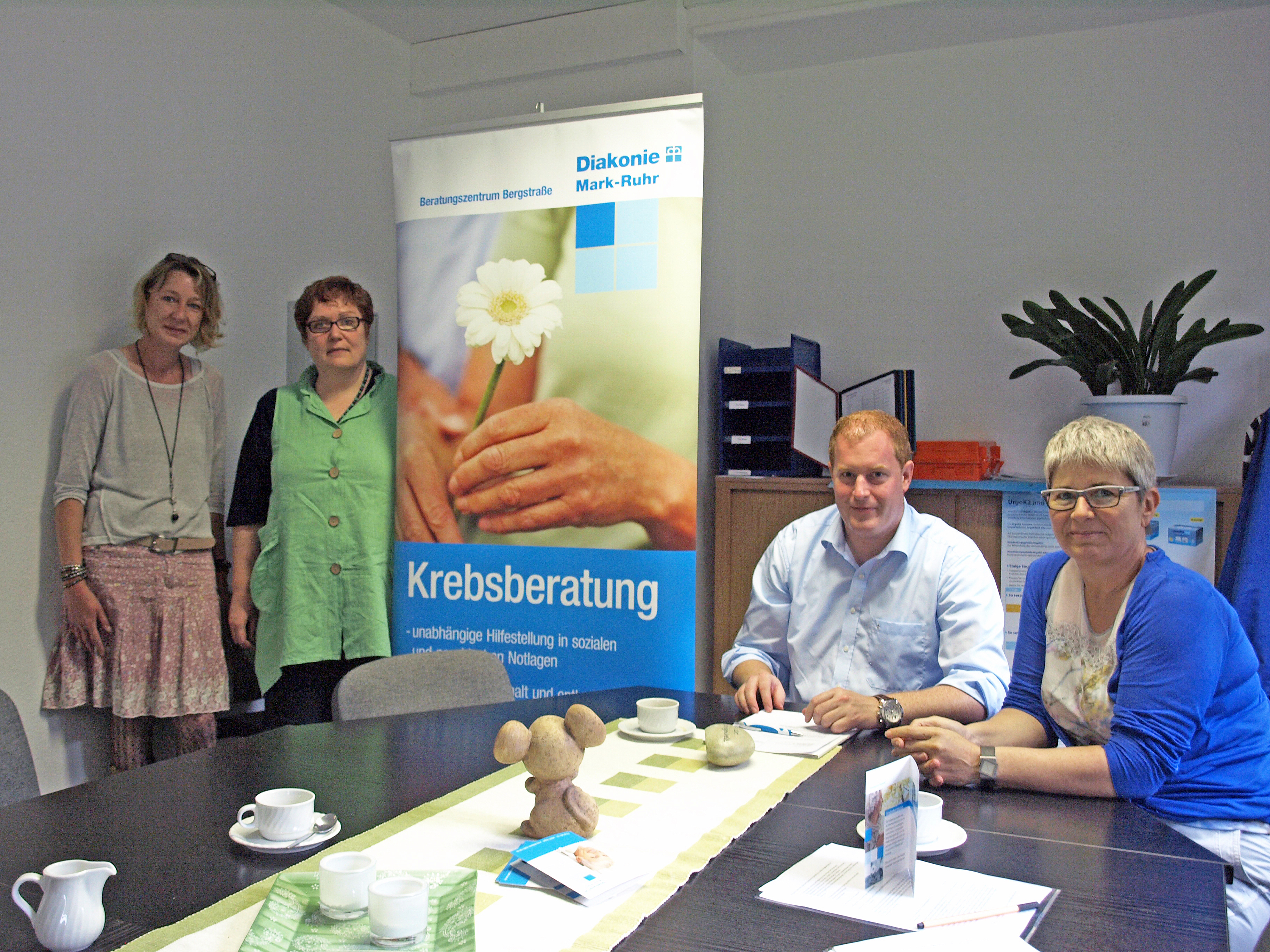 Ab sofort bietet die Krebsberatungsstelle in Iserlohn Sprechzeiten an, vorgestellt von Simone Kesten, Pflegedienstleiterin der Diakoniestation Iserlohn (v. li.), Gisela Reinhardt, Leiterin der Krebsberatungsstelle, Fabian Tigges, Referent für Presse- und Öffentlichkeitsarbeit und Regina Mehring, Geschäftsführerin der Ev. Pflegedienste Mark-Ruhr.