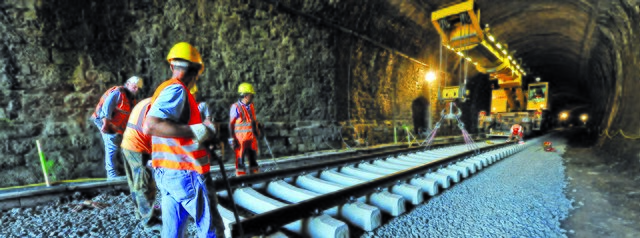 Rund 18 Meter lang und genauso schwer sind die Gleisteile, die aktuell auf der Strecke der S 6 zwischen Essen-Werden und Kettwig und rund um den Bahnhof Ratingen-Ost verlegt werden.