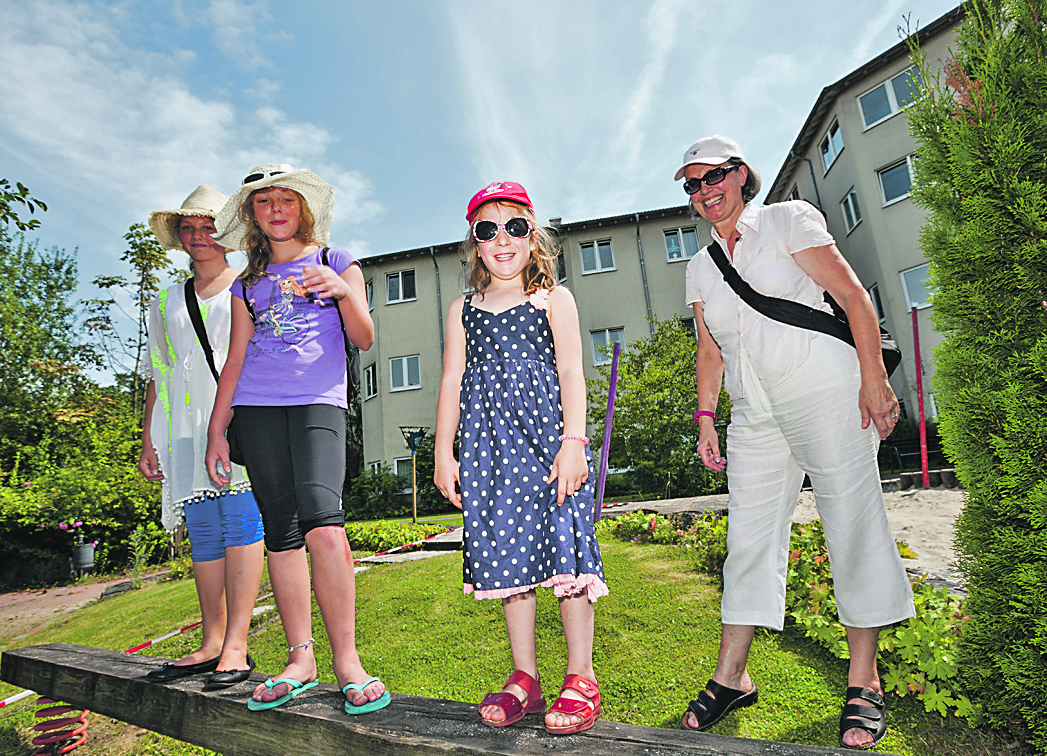 Thekla Bieder vom Verein KiPa Hattingen mit Melissa, Lea und Jaqueline auf einem wackligen Balken.
Foto: Kosjak