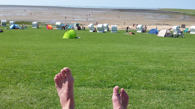 Nordsee Küste,  mit großer Freude aufs Wasser warten.