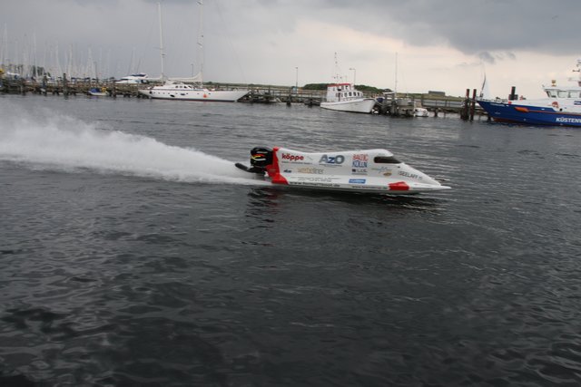 Formel 1 Rennboot im Hafen Heilgenhafen / Ostsee