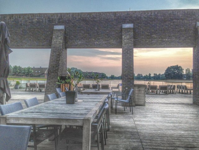 Seeterrasse in Assen bei schöner Abendstimmung!