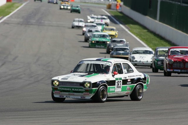 Vorne Weg der Ford Escort RS 1600 mit den Piloten Mike Stursberg und Andre Duve in Spa