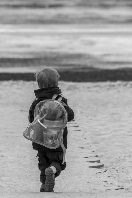 Unser Sohn auf dem Weg zum Strand