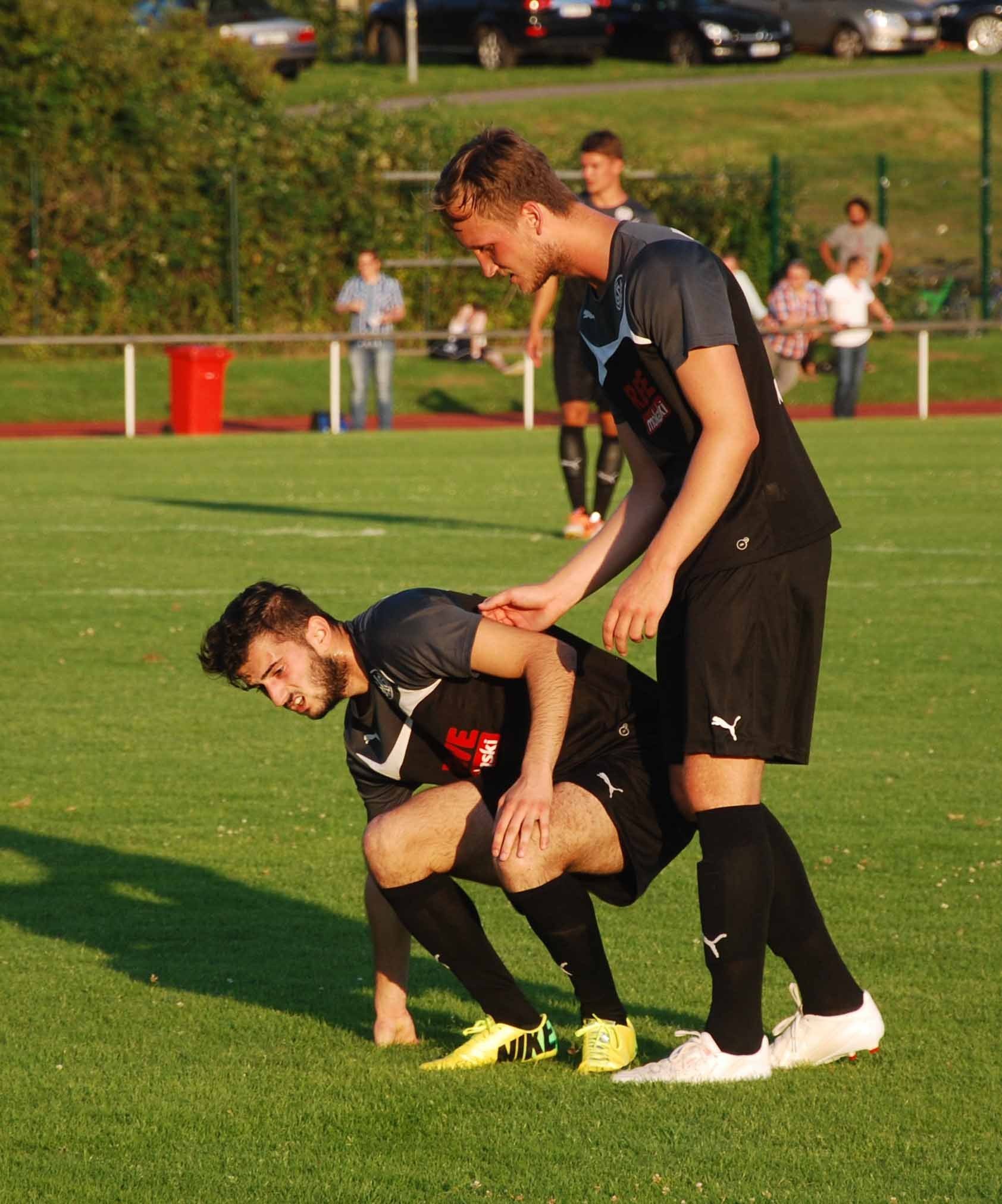 Mittelfeldspieler Eren Taskin (links) mit Innenverteidiger Adrian Schneider. FOTO: Peter Mohr