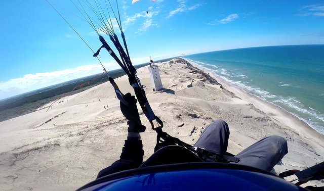 Mit dem Gleitschirm über dem Leuchtturm der Rubjerg Knude (Lökken, Dänemark) über der Nordsee. An diesem Tag konnte man die ganze Küste im Norden Dänemarks abfliegen.