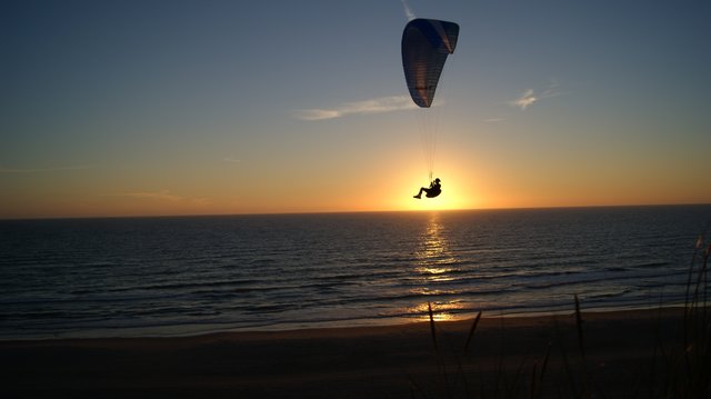 Gleitschirm-Fliegen an der Nordsee bis es dunkel wird (Lökken / Dänemark)