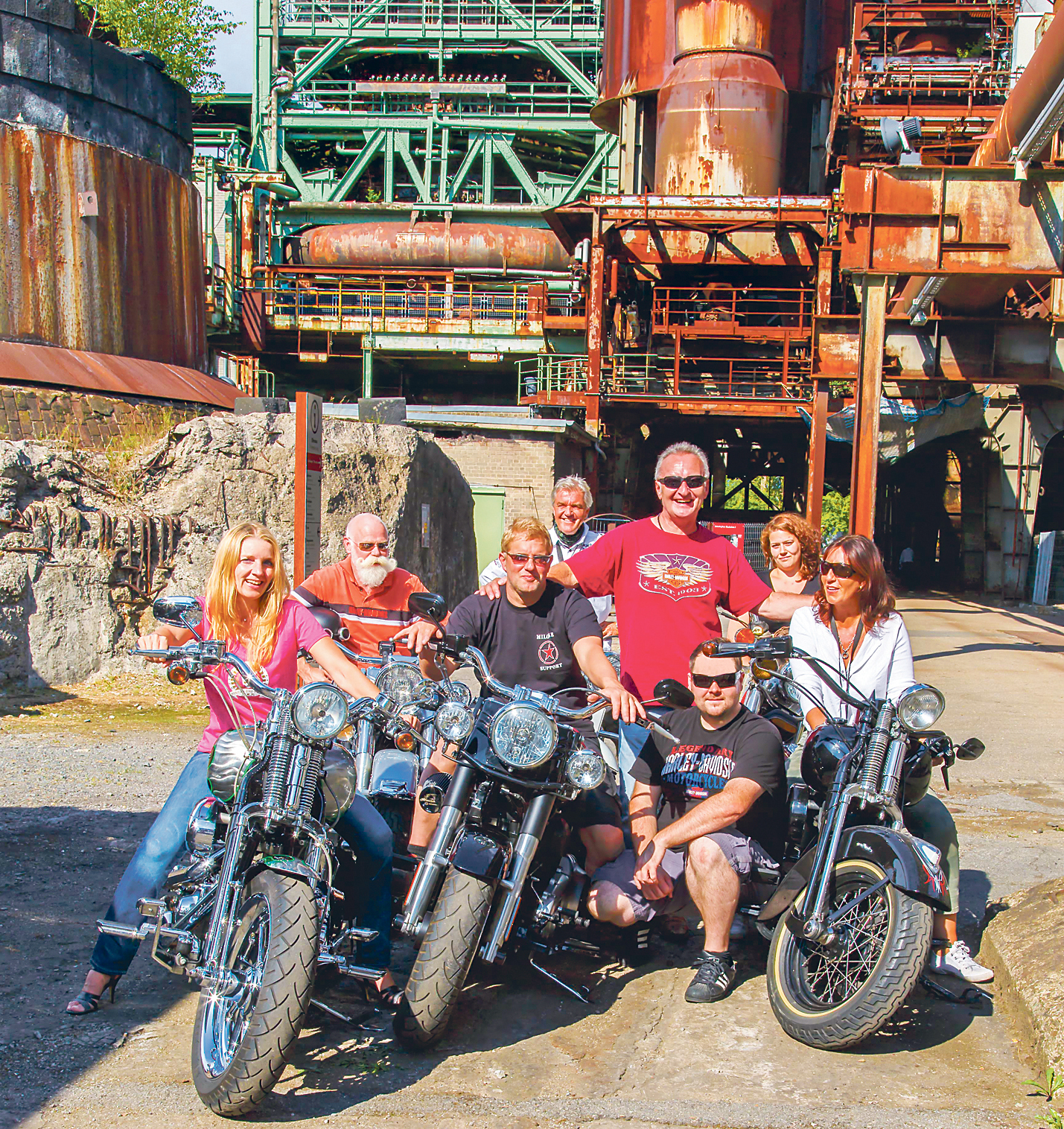Am Sonntag, 10. August, ist es so weit: Dann wird es das 20. Harley-Davidson-Meeting“ geben. Erstmals wird es stattfinden auf dem Gelände des LWL-Industriemuseums Henrichshütte, wo auch dieses Foto entstand. Es zeigt (v.l.) Nicole Effertz (Event Shirts), Harley-Urgestein „Charly“, Michael Millo (HD Hattingen), Jürgen Gehrmann (Tombola), Veranstalter Klaus Fröhlich, Tom Star (Team HD-Meeting), Jessica Koch (Azubi „Henrichs“) und Katja Gehrmann (Tombola). Foto: Strzysz