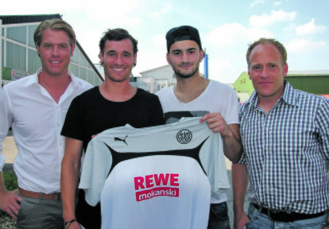 SGW-Vorstandschef Christoph Jacob (links) und Trainer Christoph Klöpper mit den beiden Neuzugängen Jules Schwadorf (2.v.l.) und Eren Taskin.Foto: Peter Mohr