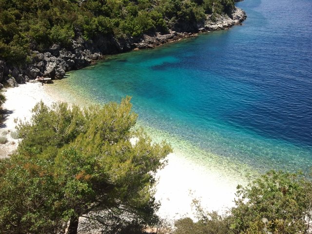 Insel Korčula ( südl. Kroatien) Badebucht in der Nähe von Račišće. Dieses schöne Fleckchen kennen fast nur Einheimische. Einziger Nachteil, zur Bucht geht es ca. 300 m fast senkrecht einen Trampelpfad herunter.