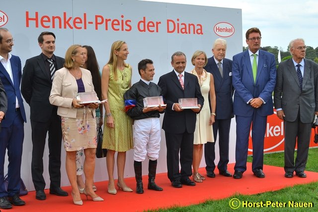 Schirmherr Dirk Elbers überreicht die Preise