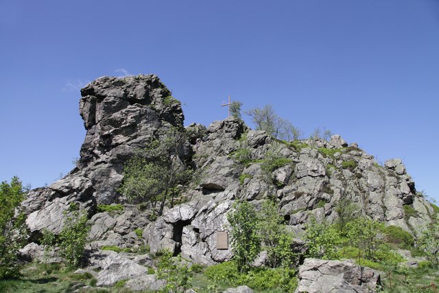 Der Feldberg mit dem Gipfelkreuz lädt ein zu einer Kletterpartie.