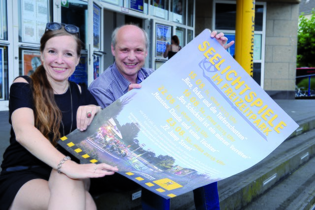 Katja Früh und Georg Huff, Geschäftsführer vom Schauplatz, präsentieren auch in diesem Jahr mit vier Terminen die wunderbare Gelegenheit das Open-Air-Kino imFreizeitpark Langfort zu erleben. Bei Regen laufen die Filme um 22 Uhr im Rex-Kino. Foto: Michael de Clerque