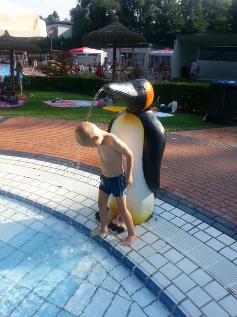 Auch Dylan hat das heiße wetter genossen und ließ sich das wasser über den Kopf laufen :)