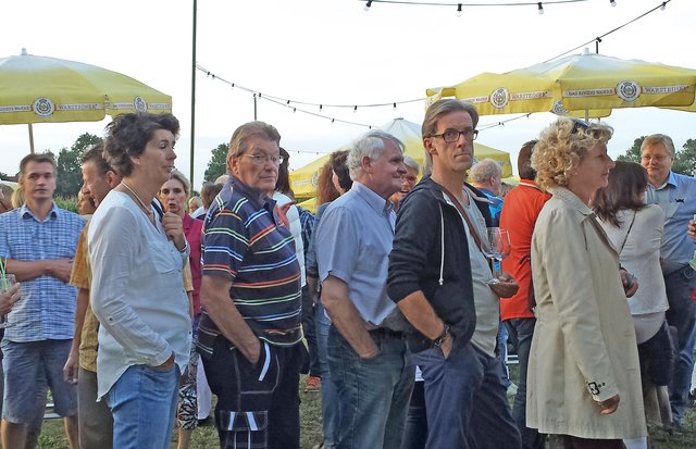 Musik im Blumenfeld: Eindrücke vom fünften „SummerSpecial“ der Stadt Olfen am Hof Tenkhoff. Foto: Werner Zempelin