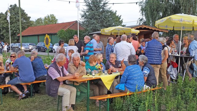 Musik im Blumenfeld: Eindrücke vom fünften „SummerSpecial“ der Stadt Olfen am Hof Tenkhoff. Foto: Werner Zempelin