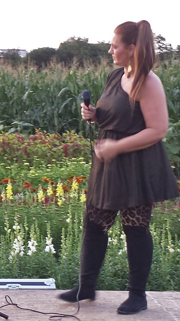 Musik im Blumenfeld: Sängerin Kate Black sorgt für die richtige Stimmung. Foto: Werner Zempelin