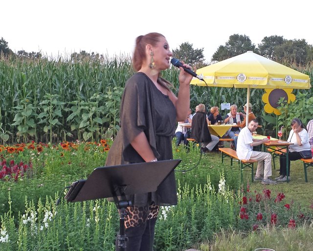 Musik im Blumenfeld: Sängerin Kate Black sorgt für die richtige Stimmung. Foto: Werner Zempelin