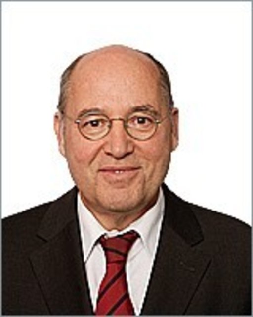 "Wir müssen lernen, rechtzeitig die demokratischen Kräfte zu unterstützen", betonte Gregor Gysi im ARD-Sommerinterview. "Im Fall des Irak muss die Bundesregierung nun dazu beitragen, die Kurden und andere Gruppen in die Lage zu bringen, den Vormarsch der Extremistengruppe zu stoppen."