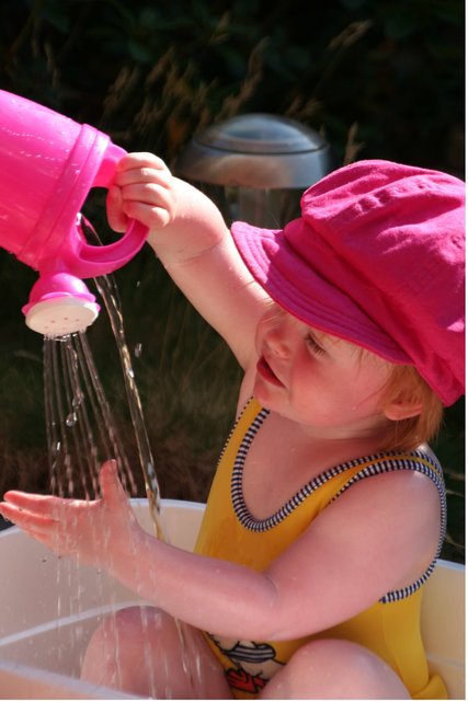Warum in die Ferne schweifen, wenn das Wasser ist so nah (bei Opa und Oma auf der Terrasse)!