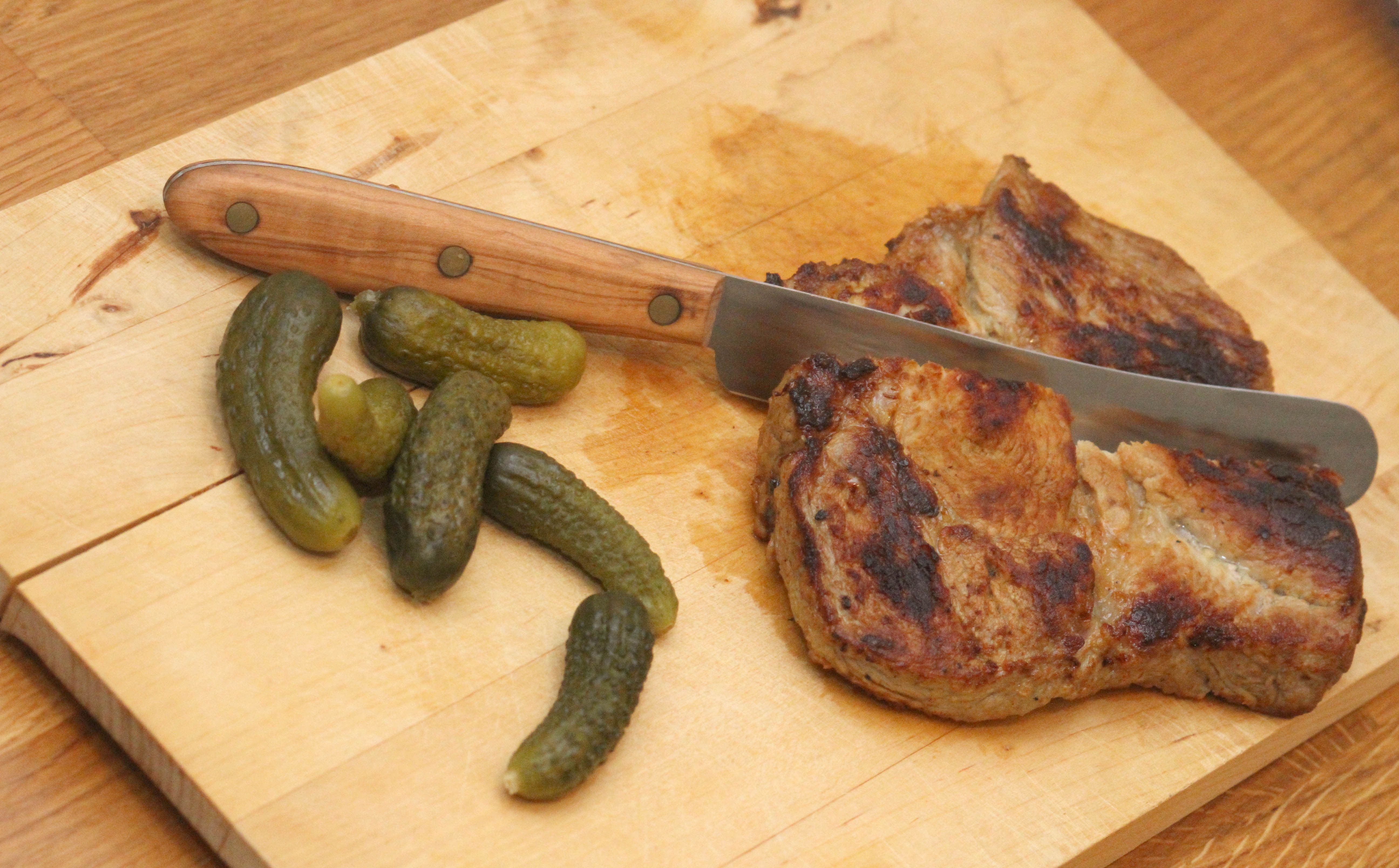 Ist das lecker! Senf, Schwarzbier und eine Menge Zwiebeln geben dem Nackenfleisch seinen besonderen Geschmack. Bei dieser Würze muss man nicht mal eine Grillsauce verwenden.