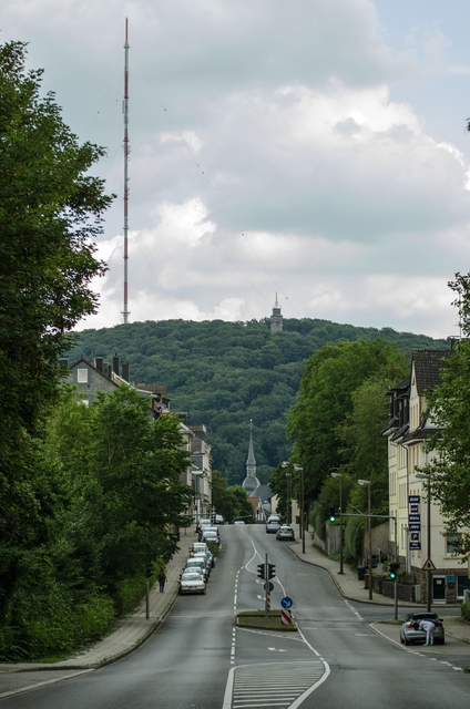 Blick auf den Hordtberg mit Sender u. Bismarkturm, Bildmitte alte ev. Kirche