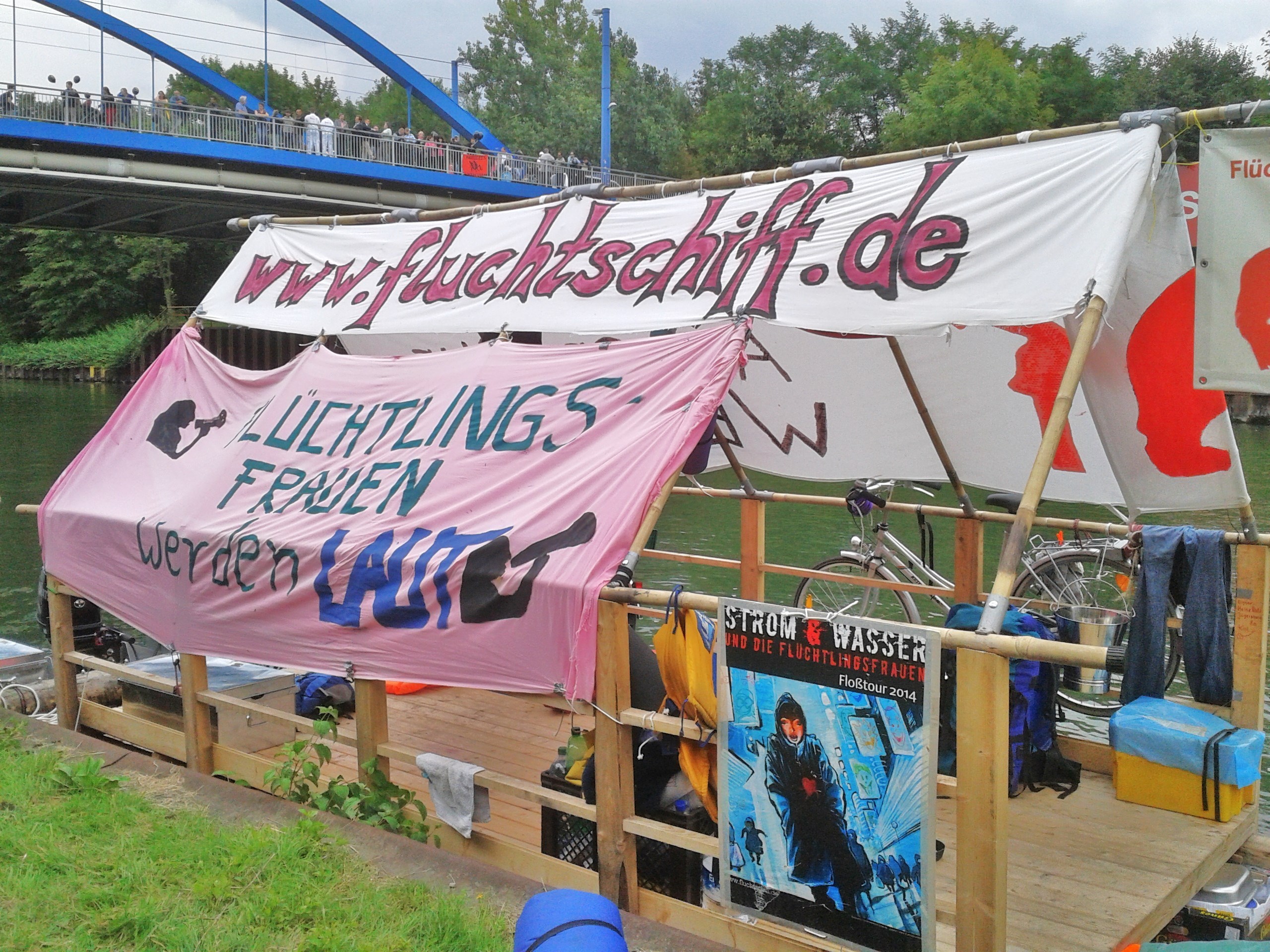 Flüchtlingsfrauen und deren Kinder leiden besonders in den Fluchtrouten und später an unhaltbaren Zuständen in vielen Asylheimen.