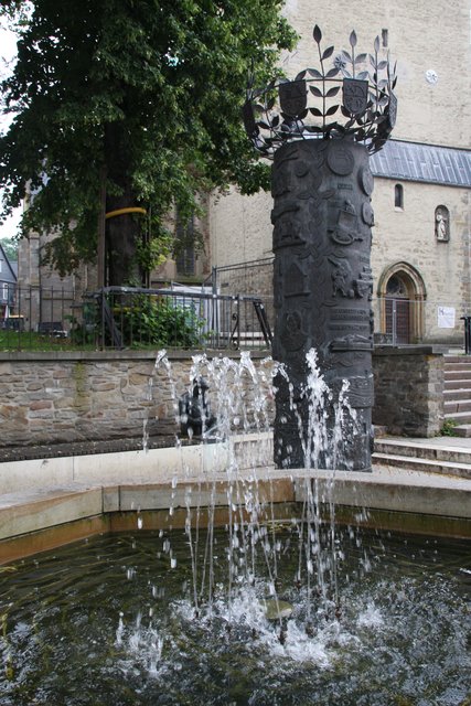 Am Geschichtsbrunnen!