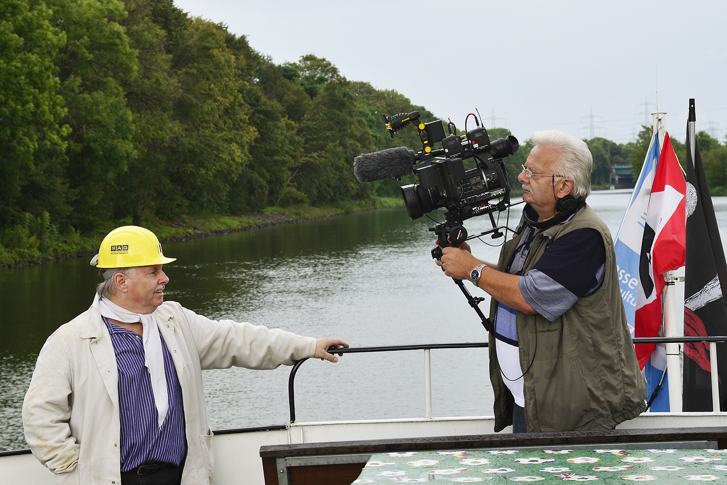 Der Autor Patrick Nelles vom WDR Studio Essen drehte über den Rhein-Herne-Kanal und mit Komponist Rudy Cash/Reinhold Kämmerer eine DOKU, die im nächsten Monat im Abendprogramm ausgestrahlt wird. Meine Wenigkeit an der Kamera musste ins Bild erscheinen, weil Nelles unser Video in nachgestellter Form so in seiner Doku präsentieren will. Foto: Kariger
